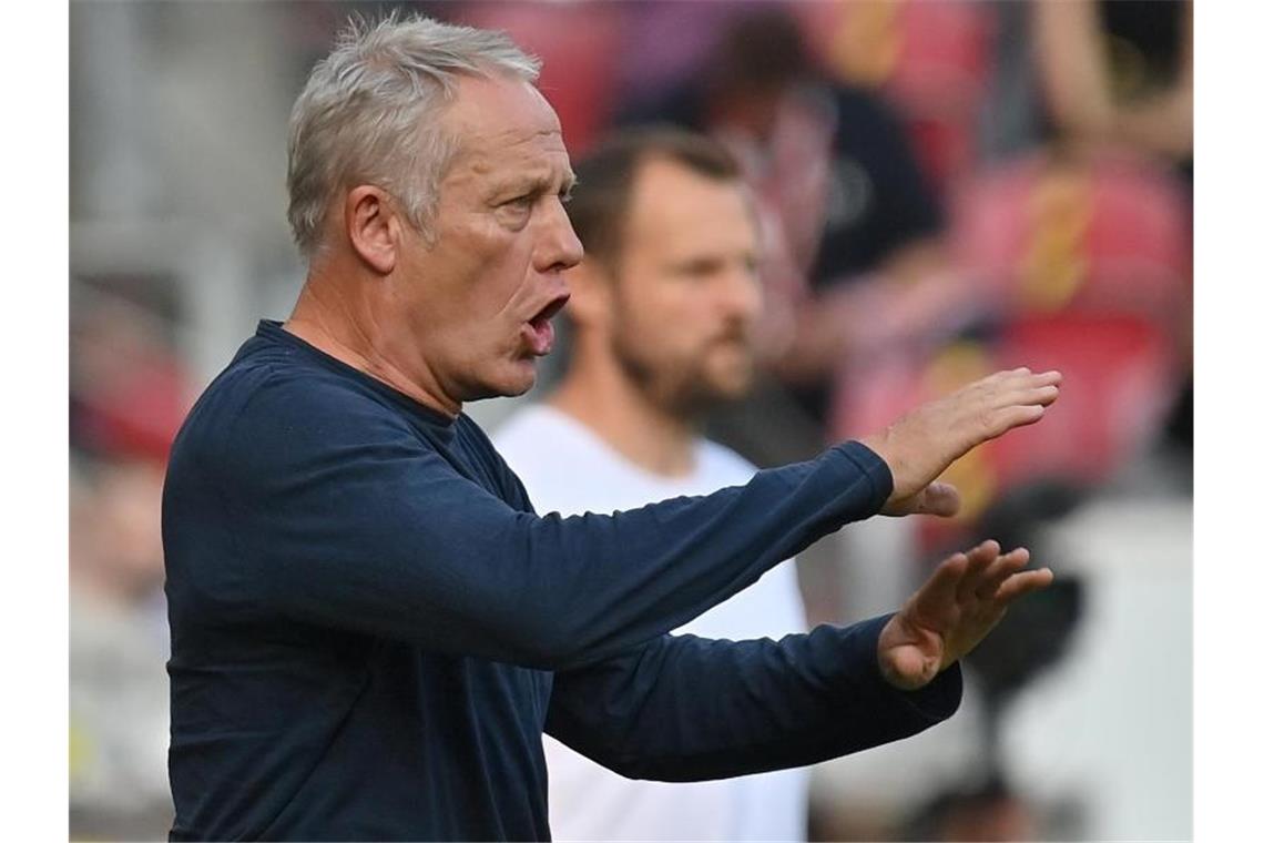 Trainer Christian Streich gestikuliert. Foto: Torsten Silz/dpa/Archivbild