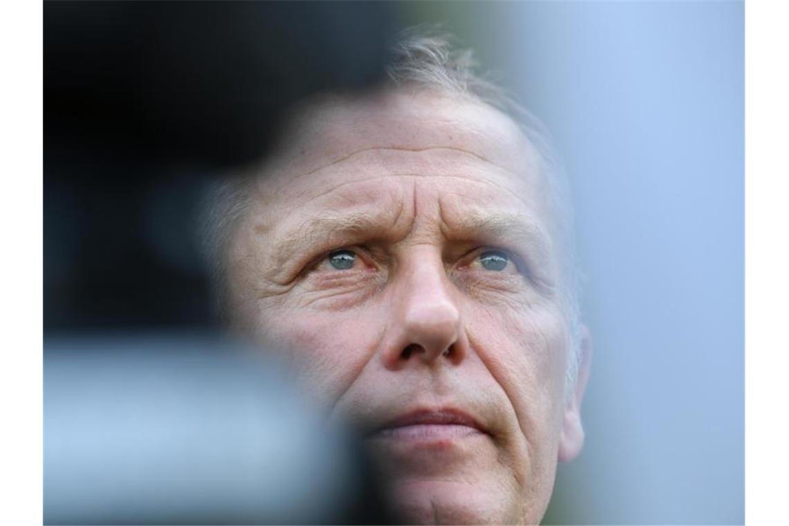 SC Freiburg gewinnt beide Tests gegen Kayserispor Trainer Christian Streich gibt nach dem Training ein Interview. Foto: Patrick Seeger/Archivbild