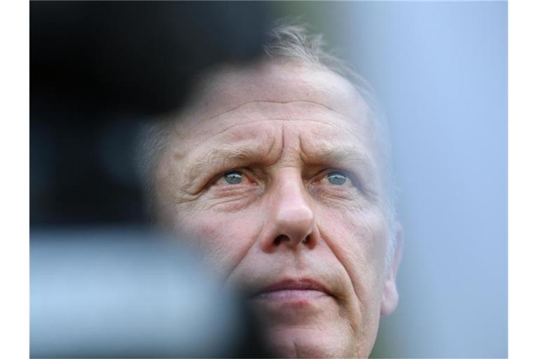 Trainer Christian Streich gibt nach dem Training ein Interview. Foto: Patrick Seeger/Archivbild