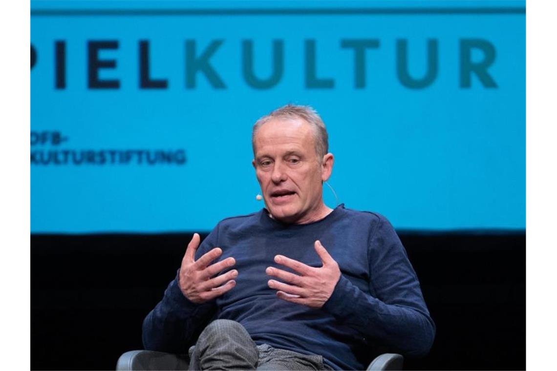 Trainer Christian Streich vom SC Freiburg sprichtbei der DFB-Kulturstiftung. Foto: Patrick Seeger/dpa