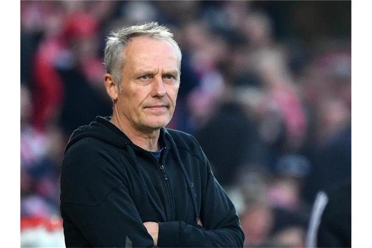 Trainer Christian Streich von Freiburg beobachtet das Spiel. Foto: Monika Skolimowska/dpa-Zentralbild/dpa