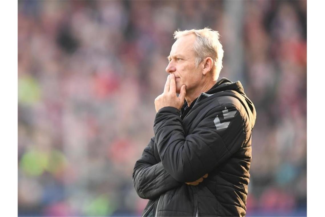 Trainer Christian Streich von Freiburg beobachtet das Spiel. Foto: Patrick Seeger/dpa/Archiv