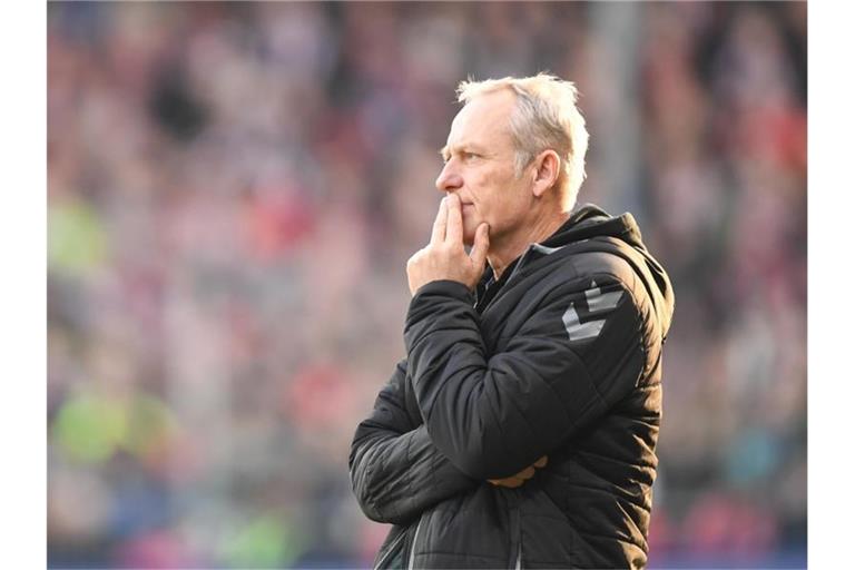 Trainer Christian Streich von Freiburg beobachtet das Spiel. Foto: Patrick Seeger/dpa/Archiv