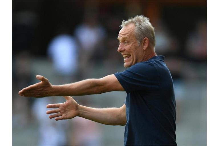 Trainer Christian Streich von Freiburg gestkuliert während des Testspiels gegen Cagliari Calcio. Foto: Patrick Seeger