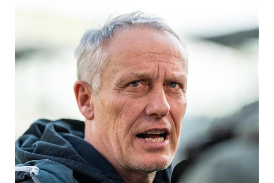 Trainer Christian Streich von Freiburg gibt ein Interview. Foto: Patrick Seeger/dpa/Archivbild