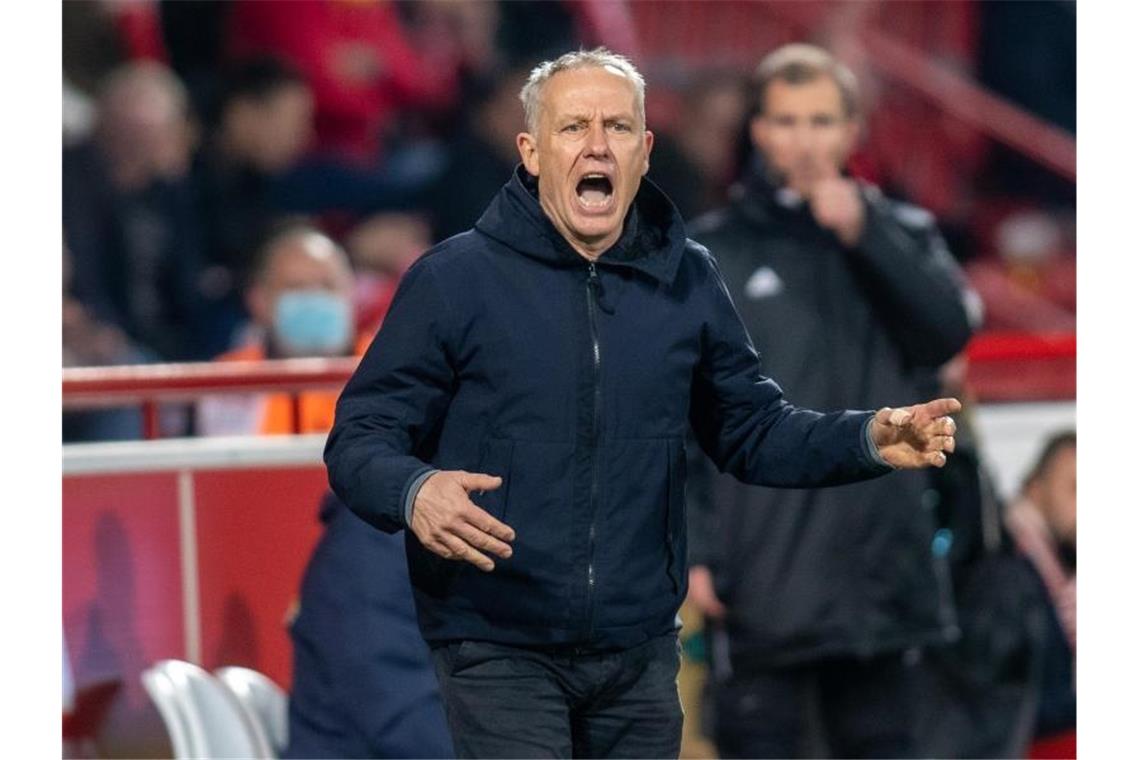 Vertragsgespräche mit Streich: Finanzielles nebensächlich Trainer Christian Streich von SC Freiburg ruft seinem Team etwas zu. Foto: Andreas Gora/dpa