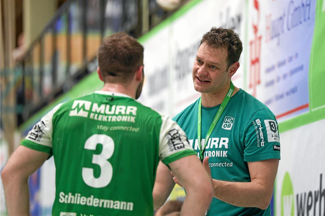 Trainer Daniel Brack sieht derzeit viel Gesprächsbedarf. Der HCOB läuft Gefahr, in Sachen Aufstieg vom Weg abzukommen. Foto: Alexander Becher