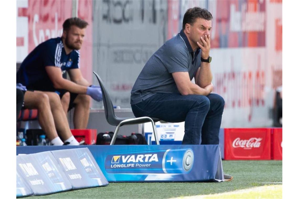 Egal, was passiert: HSV-Trainer Hecking möchte gern bleiben Trainer Dieter Hecking will beim HSV bleiben - auch im Falle des Nicht-Aufstiegs. Foto: Tom Weller/dpa
