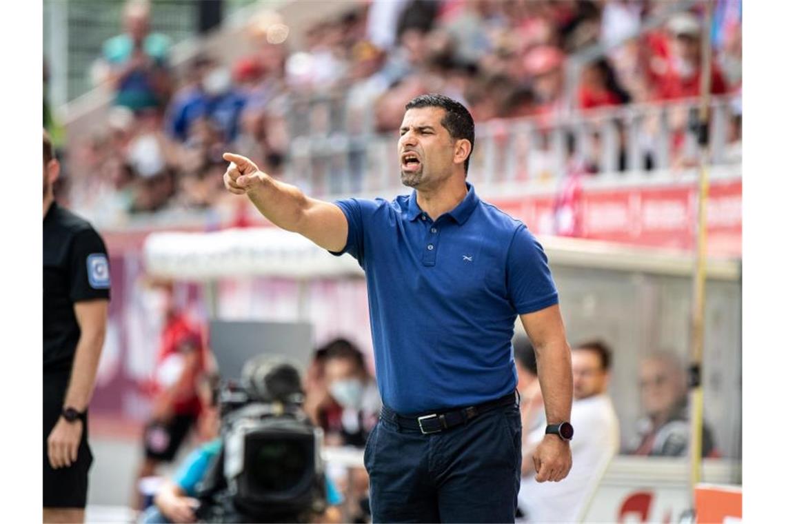 Trainer Dimitrios Grammozis war nach der klaren Schalker Niederlage angefressen. Foto: Matthias Balk/dpa