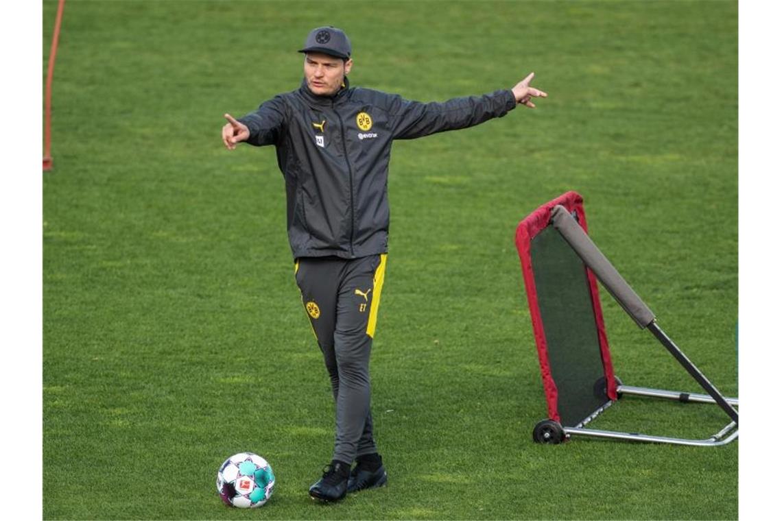 Trainer Edin Terzic bereitet Borussia Dortmund auf den Saison-Endspurt vor. Foto: Bernd Thissen/dpa