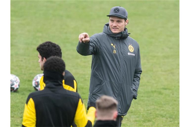 Trainer Edin Terzic leitet das Training seiner Mannschaft. Foto: Bernd Thissen/dpa/Archivbild
