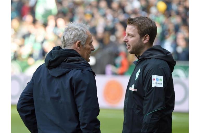 Trainer Florian Kohfeldt (r) von Werder unterhält sich mit Trainer Christian Streich. Foto: Carmen Jaspersen/dpa/Archivbild