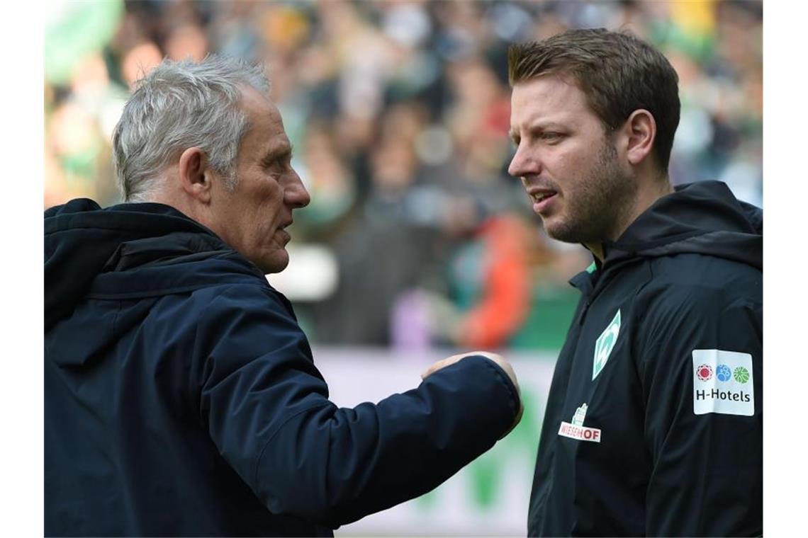 Streichs Lob für Kohfeldt: „Absoluter Fußballfachmann“ Trainer Florian Kohfeldt (r) von Werder unterhält sich vor einem Spiel mit Trainer Christian Streich von Freiburg. Foto: Carmen Jaspersen/dpa/Archivbild