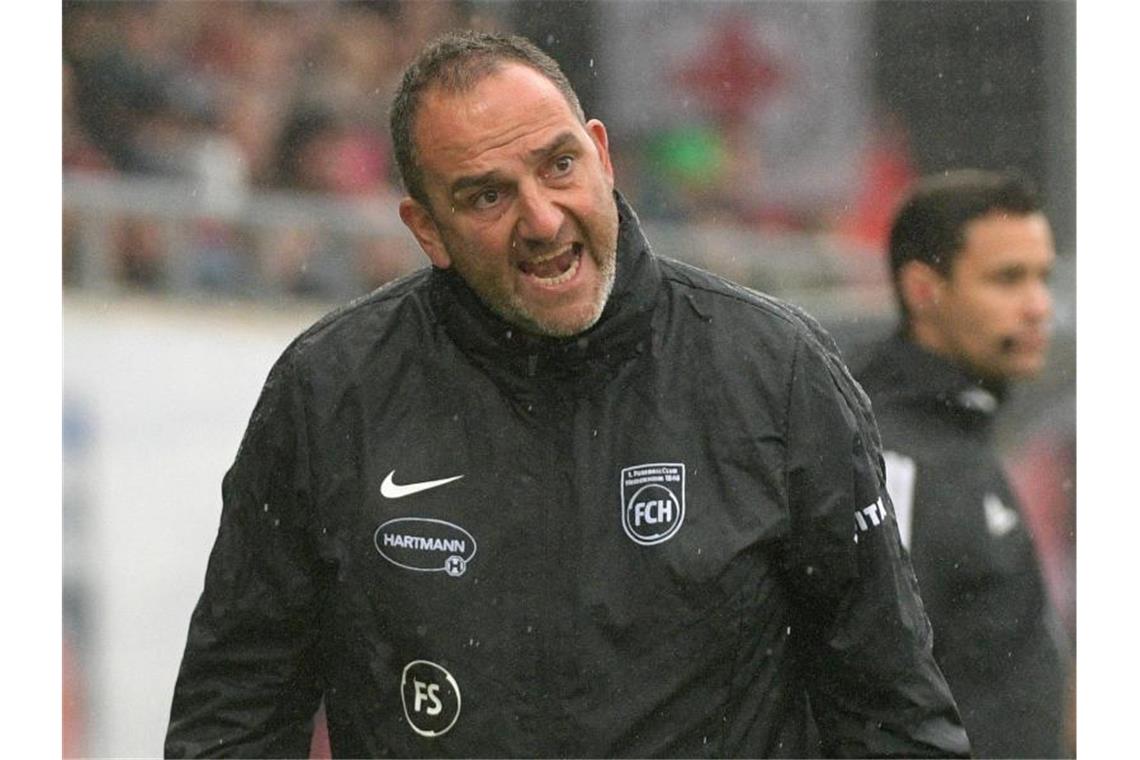 Trainer Frank Schmidt aus Heidenheim gestikuliert. Foto: Stefan Puchner/dpa/Archivbild