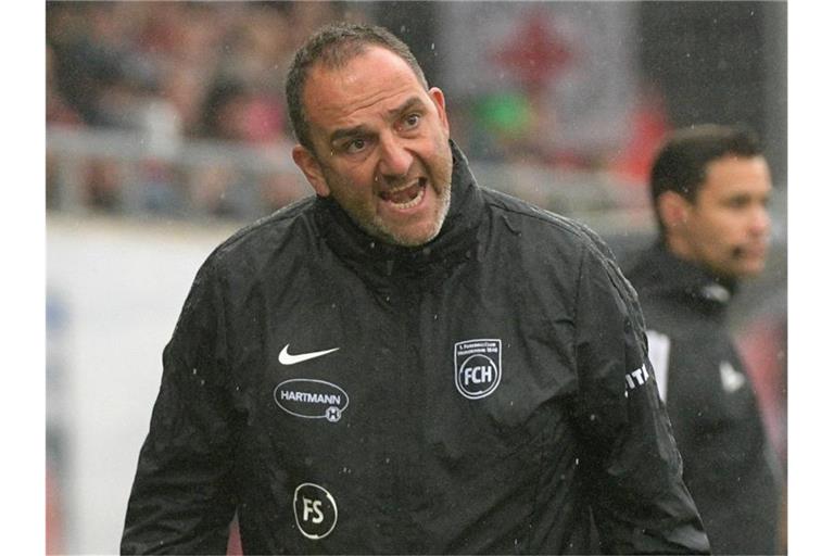 Trainer Frank Schmidt aus Heidenheim gestikuliert. Foto: Stefan Puchner/dpa/Archivbild