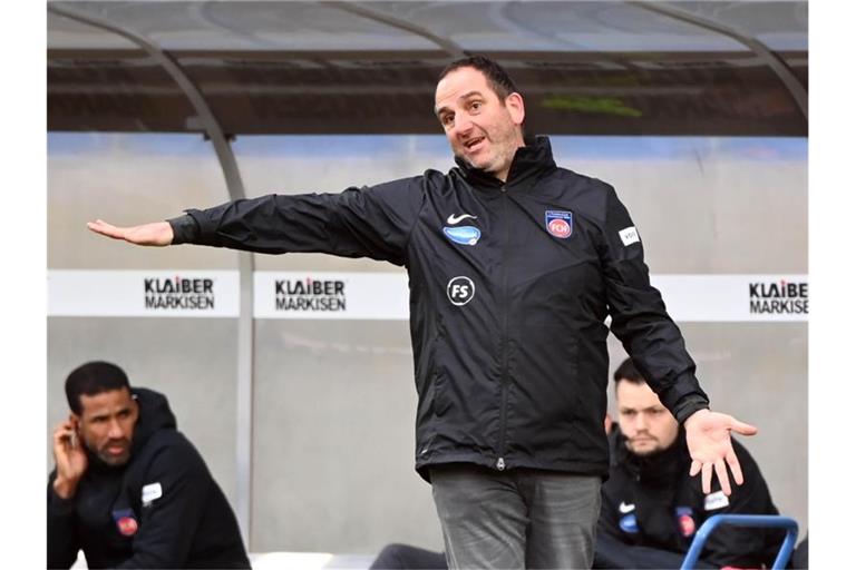 Trainer Frank Schmidt gestikuliert an der Seitenlinie. Foto: Uli Deck/dpa/Archivbild