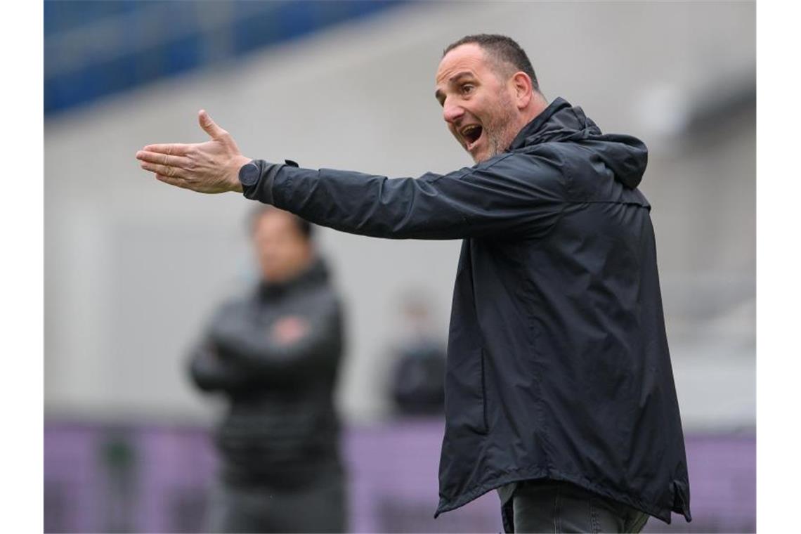 1. FC Heidenheim geht in Darmstadt mit 1:5 unter Trainer Frank Schmidt gestikuliert. Foto: Swen Pförtner/dpa/Archivbild