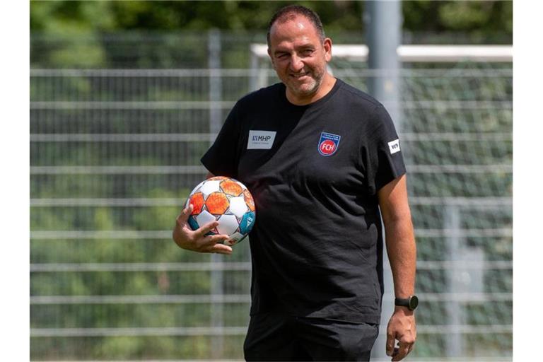 Trainer Frank Schmidt hält den Ball. Foto: Stefan Puchner/dpa/Archivbild