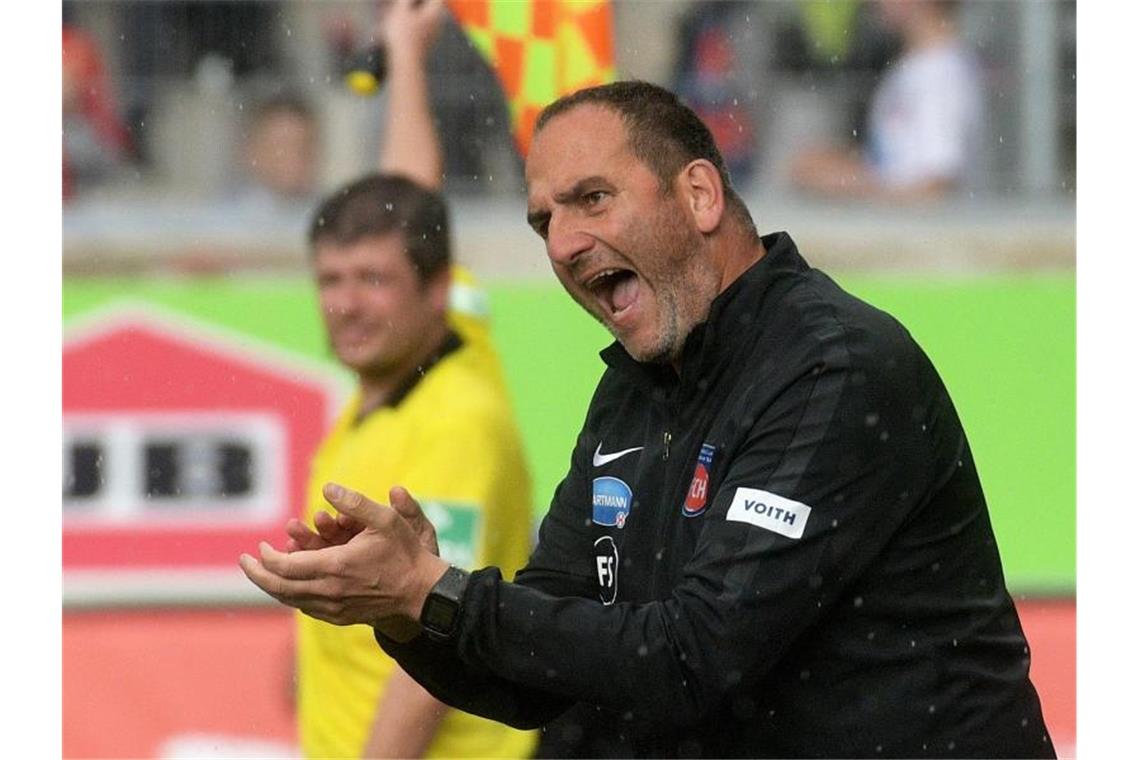 Trainer Frank Schmidt (Heidenheim) feuert seine Mannschaft an. Foto: Stefan Puchner/Archiv