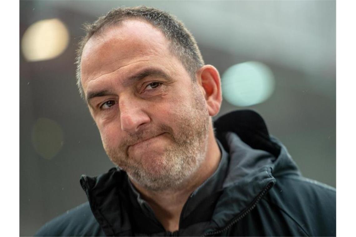 Schmidt hält Saisonabbruch in 2. Liga für möglich Trainer Frank Schmidt (Heidenheim) schaut skeptisch. Foto: Stefan Puchner/dpa/Archivbild