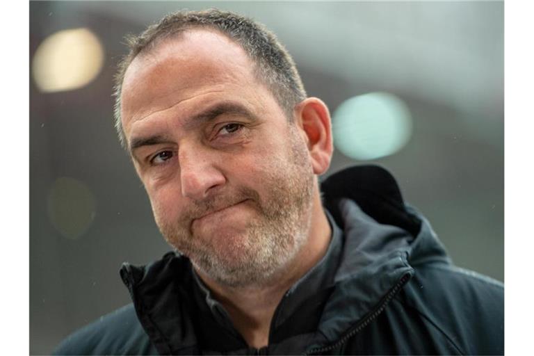 Trainer Frank Schmidt (Heidenheim) schaut skeptisch. Foto: Stefan Puchner/dpa/Archivbild
