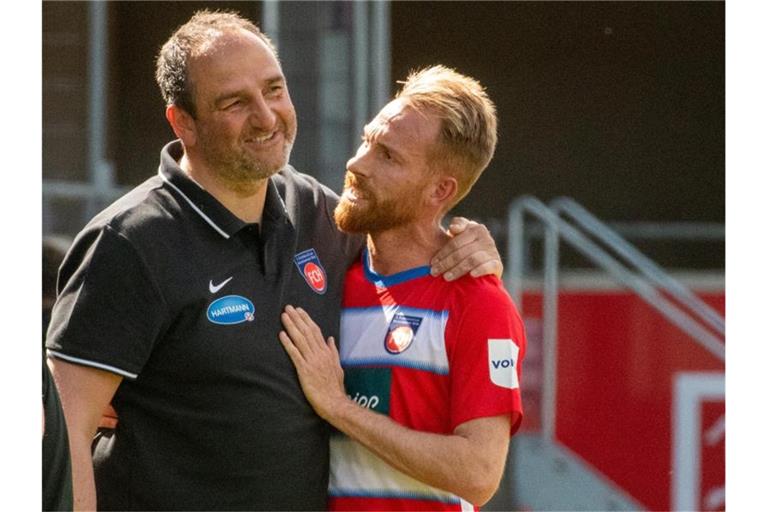 Trainer Frank Schmidt (Heidenheim,l) umarmt Marc Schnatterer. Foto: Stefan Puchner/dpa/Archivbild