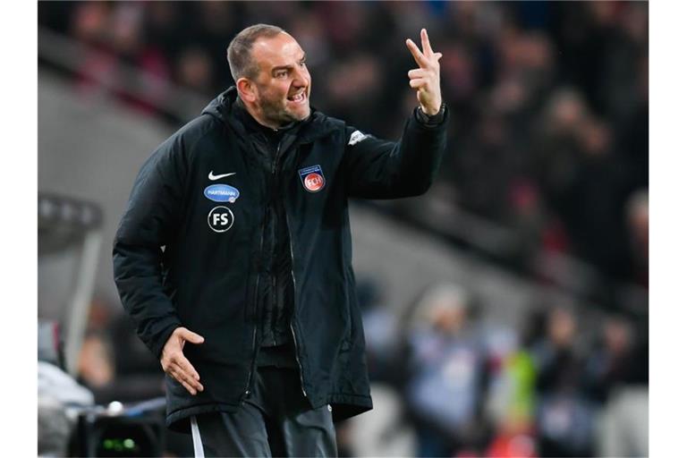 Trainer Frank Schmidt vom 1. FC Heidenheim gestikuliert. Foto: Tom Weller/dpa