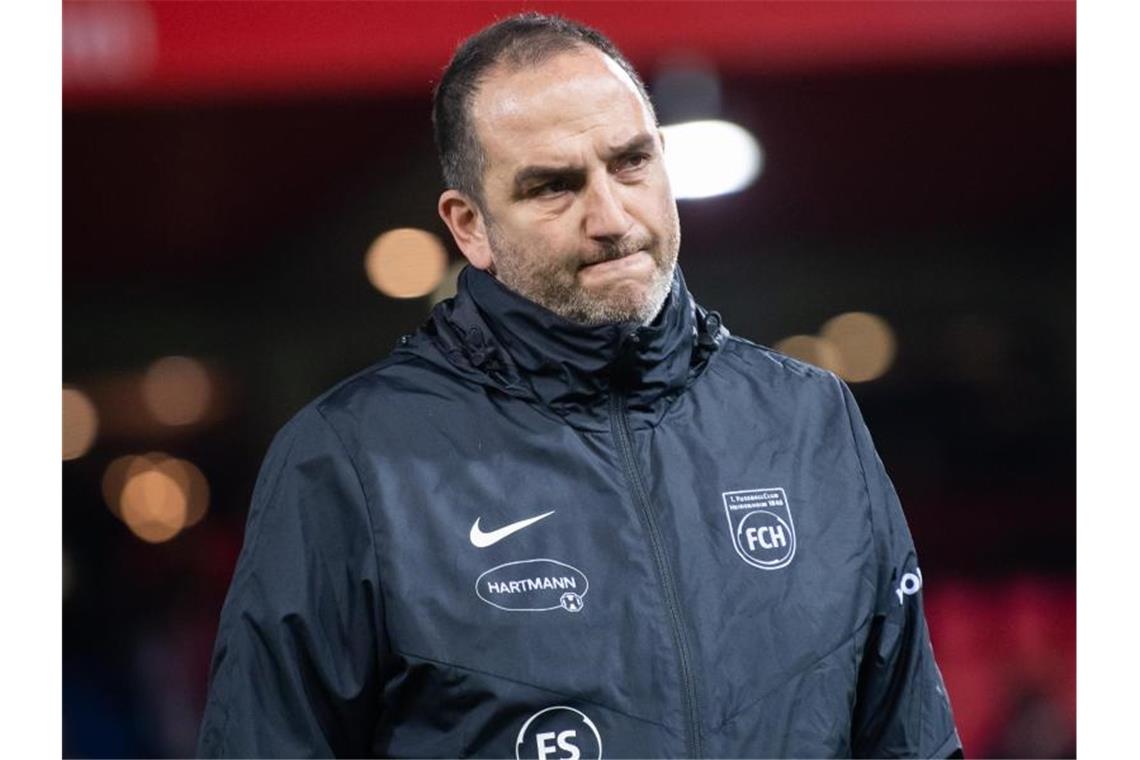 Kein Mannschaftstraining beim 1. FC Heidenheim Trainer Frank Schmidt vom 1. FC Heidenheim steht an der Seitenlinie. Foto: Tom Weller/dpa/Archivbild