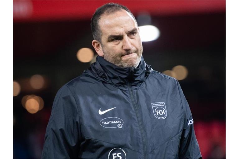 Trainer Frank Schmidt vom 1. FC Heidenheim steht an der Seitenlinie. Foto: Tom Weller/dpa/Archivbild