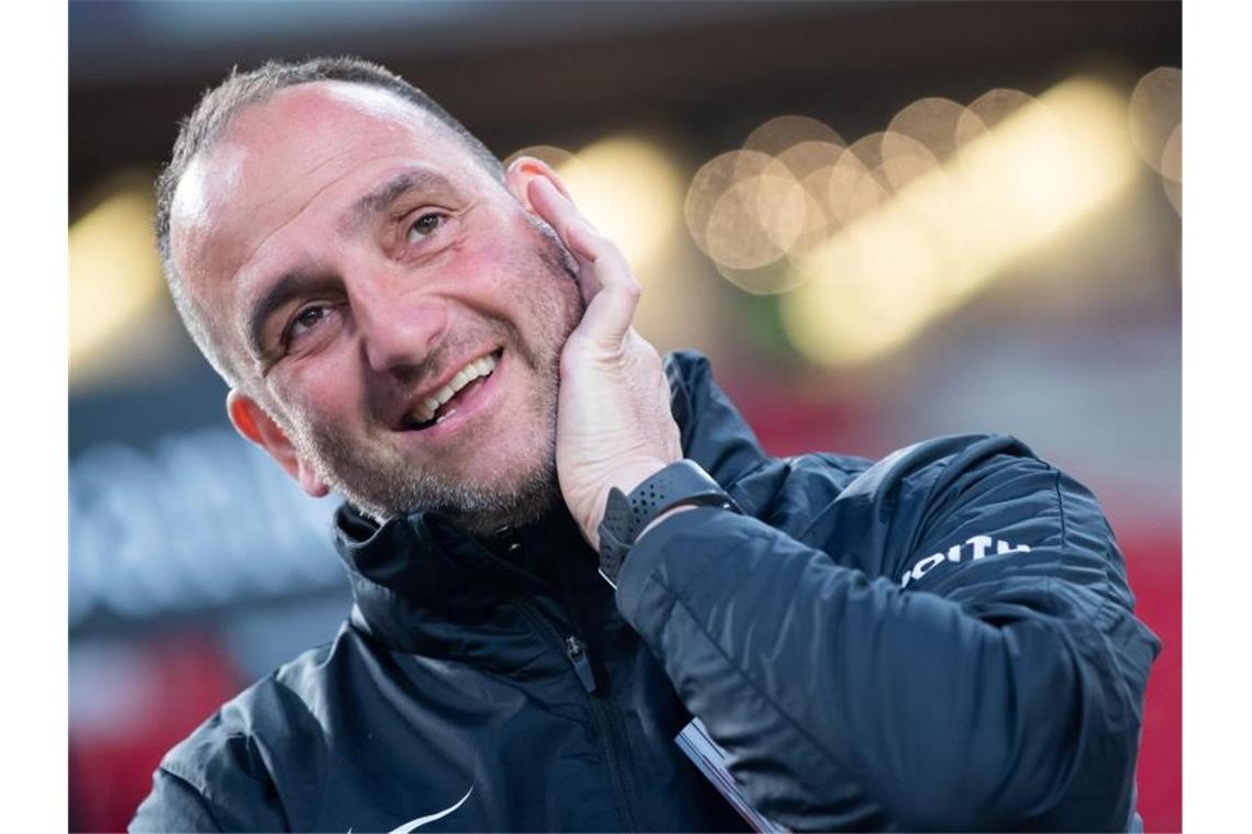 Trainer Frank Schmidt vom 1. FC Heidenheim steht vor einem Spiel im Stadion. Foto: Tom Weller/dpa/Archivbild