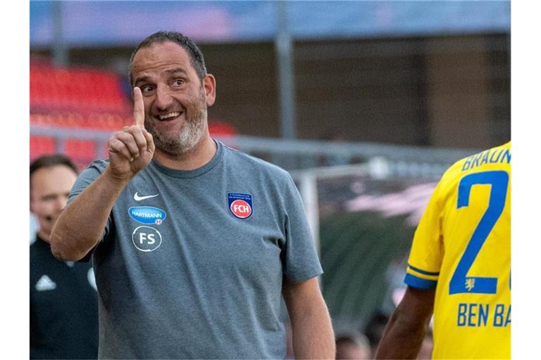 Trainer Frank Schmidt von Heidenheim gestikuliert neben Braunschweigs Yassin Ben Balla. Foto: Stefan Puchner/dpa/archiv