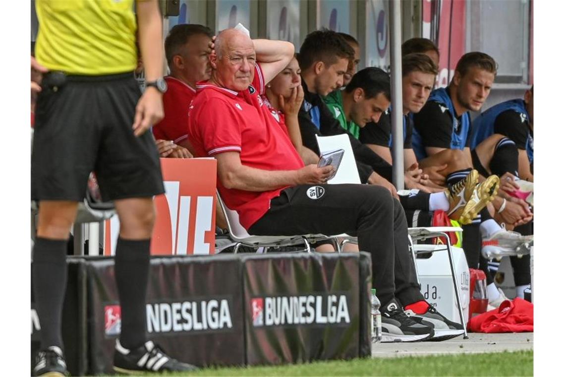 Trainer Gerhard Kleppinger von Sandhausen sitzt am Spielfeldrand. Foto: Armin Weigel/dpa