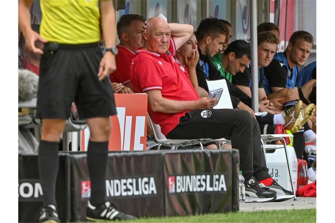 Trainer Gerhard Kleppinger von Sandhausen sitzt am Spielfeldrand. Foto: Armin Weigel/dpa