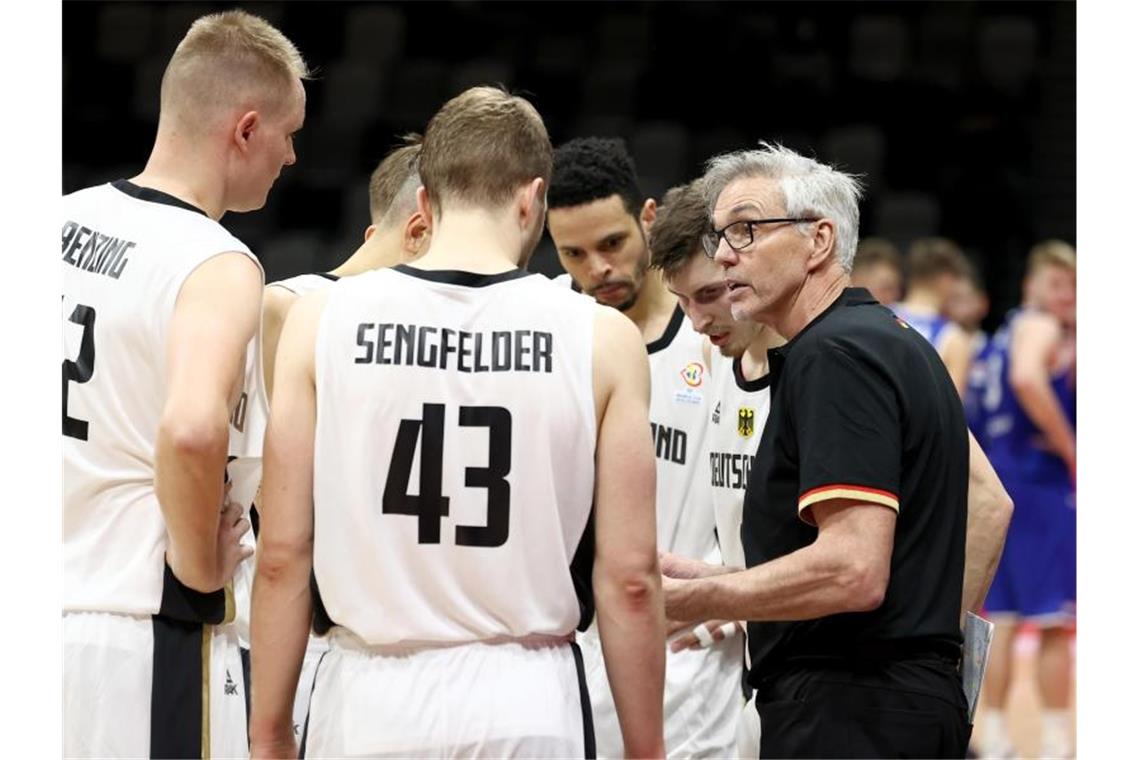 Herberts Premierensieg doppelt wichtig für DBB-Team Trainer Gordie Herbert (r) aus Deutschland gibt Anweisungen an seine Spieler. Foto: Daniel Karmann/dpa/Archivbild