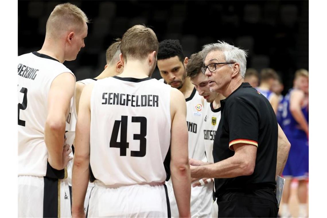 Trainer Gordie Herbert (r) aus Deutschland gibt Anweisungen an seine Spieler. Foto: Daniel Karmann/dpa/Archivbild