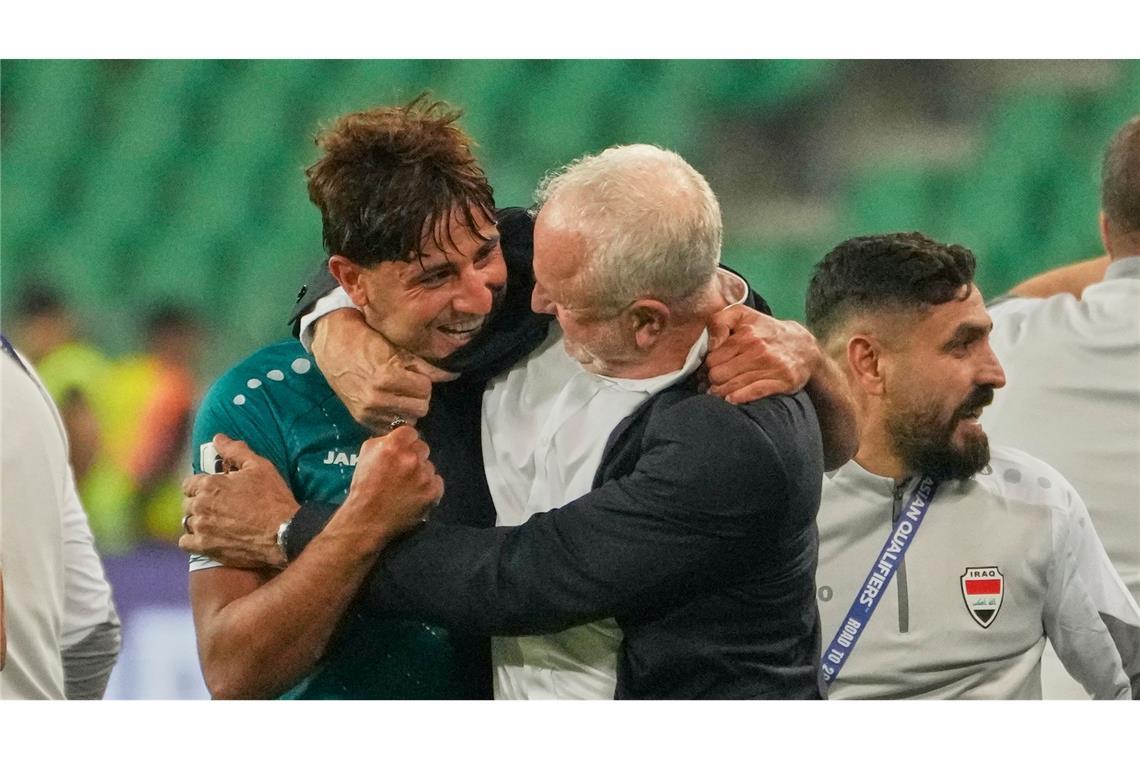 Trainer Graham Arnold (M) freut sich mit seinem Spieler Mohanad Ali. (Archivbild)