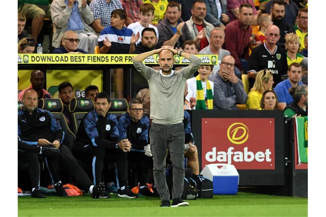 Trainer Guardiola steht an der Seitenlinie und fasst sich aufgrund der Niederlage gegen Norwich City an den Kopf. Foto: J. Giddens/PA Wire