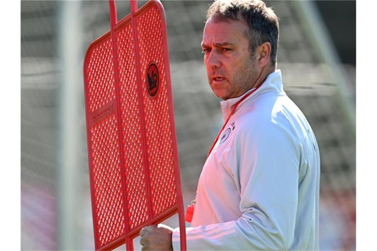 Trainer Hansi Flick bereitet das Training der Mannschaft vor. Foto: Arne Dedert/dpa