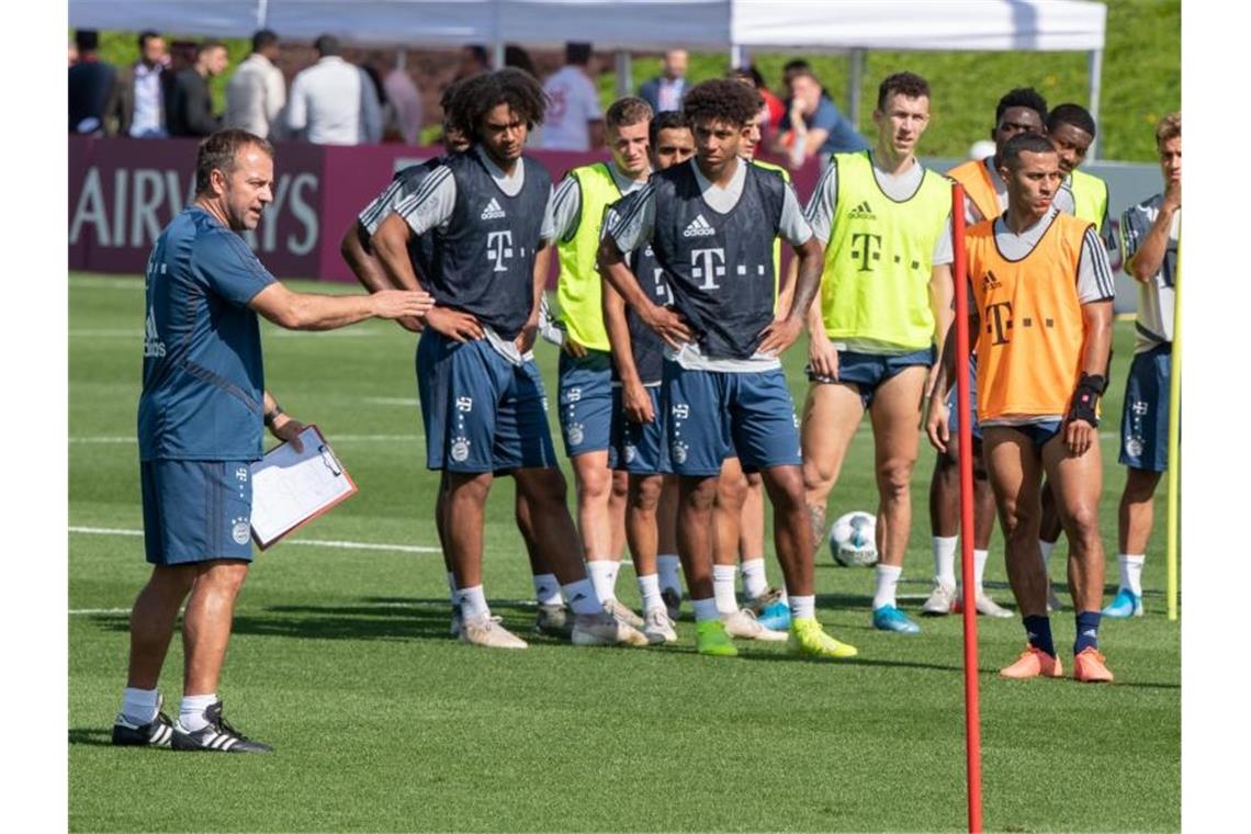 Kahn erlebt Bayern-Not - Flick: „Personalsituation mau“ Trainer Hansi Flick (l) hadert mit der Personalsituation der Bayern. Foto: Peter Kneffel/dpa
