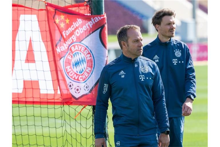 Trainer Hansi Flick (l) und Co-Trainer Danny Röhl während einer Übungseinheit des FC Bayerns. Foto: Peter Kneffel/dpa