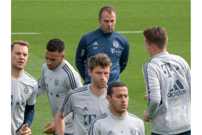 Trainer Hansi Flick (r) hadert mit der Personalsituation der Bayern. Foto: Peter Kneffel/dpa