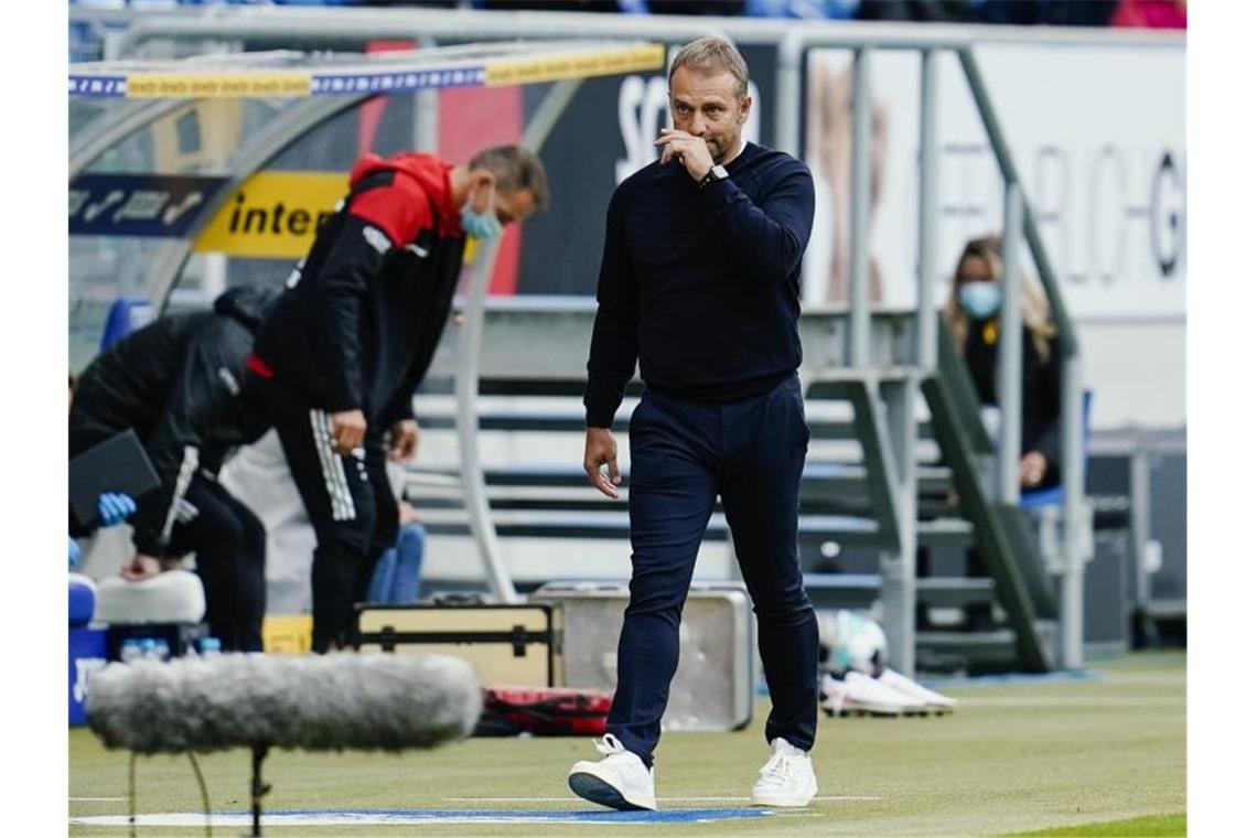 Trainer Hansi Flick und die Bayern gingen zum ersten Mal in diesem Kalenderjahr als Verlierer vom Platz. Foto: Uwe Anspach/dpa