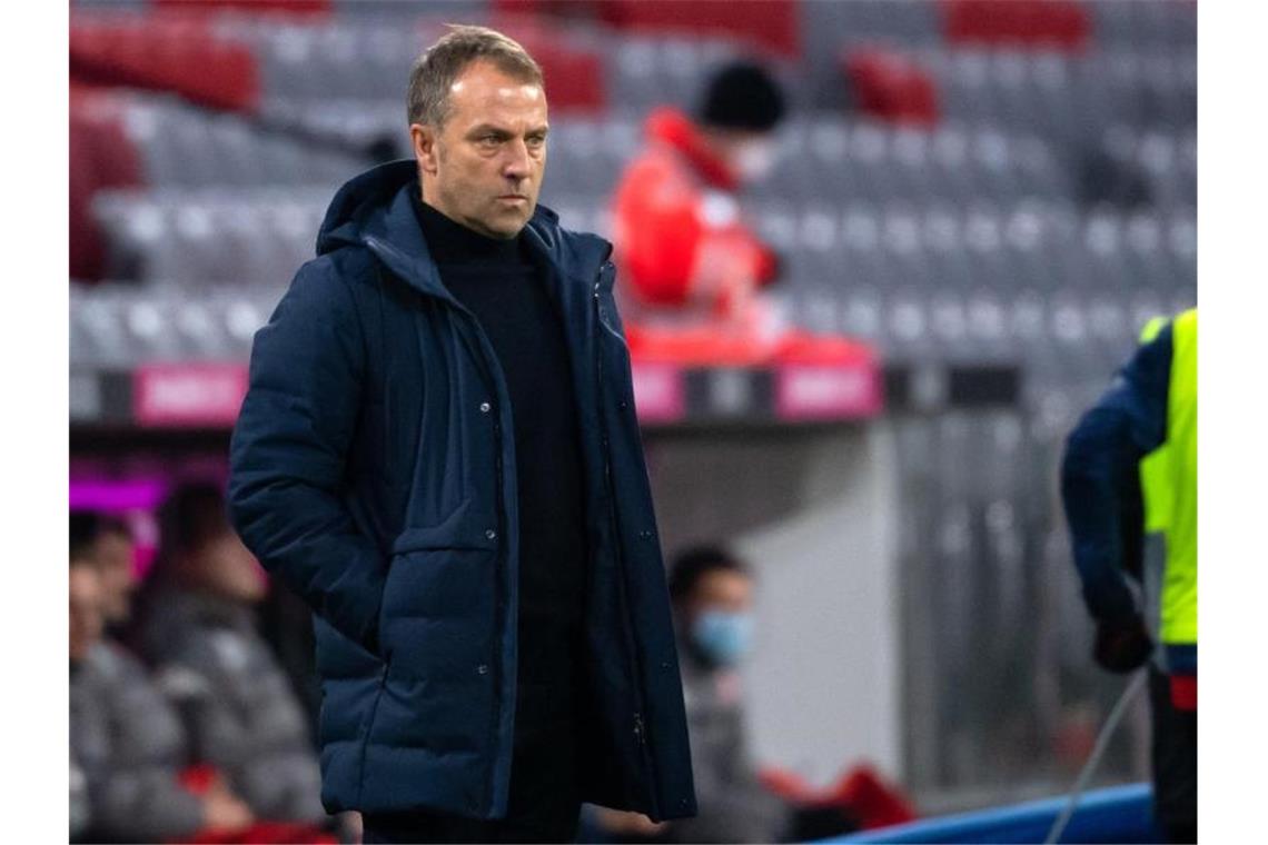 Hansi Flicks begrenzter Spaß an den Comeback-Bayern Trainer Hansi Flick verfolgt das Spiel. Foto: Sven Hoppe/dpa