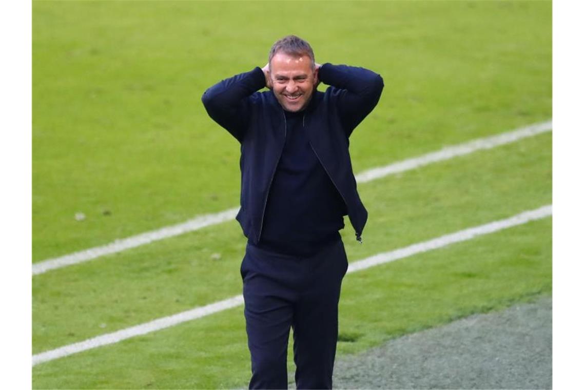 Flick vollendet sein Bayern-Werk - Auch 9. Titel gibt „Kick“ Trainer Hansi Flick wurde zum Abschied vom FC Bayern München nochmal deutscher Meister. Foto: Matthias Schrader/AP-Pool/dpa