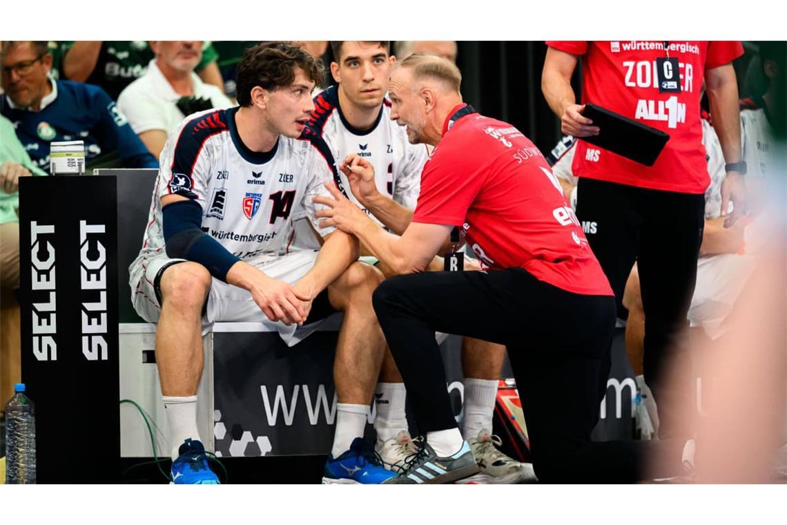 Trainer Hartmut Mayerhoffer gibt Fynn Nicolaus Tipps während des Spiels.