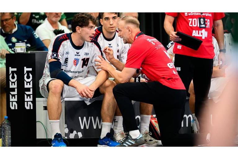Trainer Hartmut Mayerhoffer gibt Fynn Nicolaus Tipps während des Spiels.
