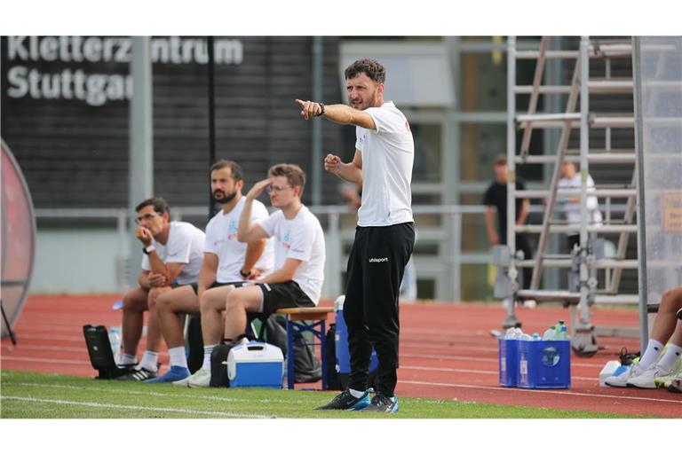 Trainer Harun Gülcan: Hoher Sieg und Niederlage reichen zum Turniersieg mit den A-Junioren in Hannover.  
Foto: Baumann