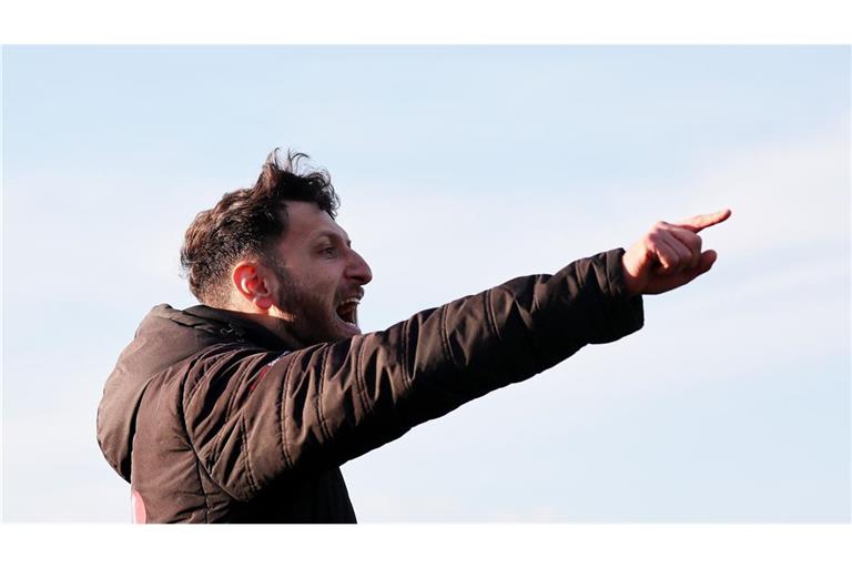 Trainer Harun Gülcan und die Kickers-A-Junioren peilen den zweiten Saisonsieg an.  
Foto: Baumann