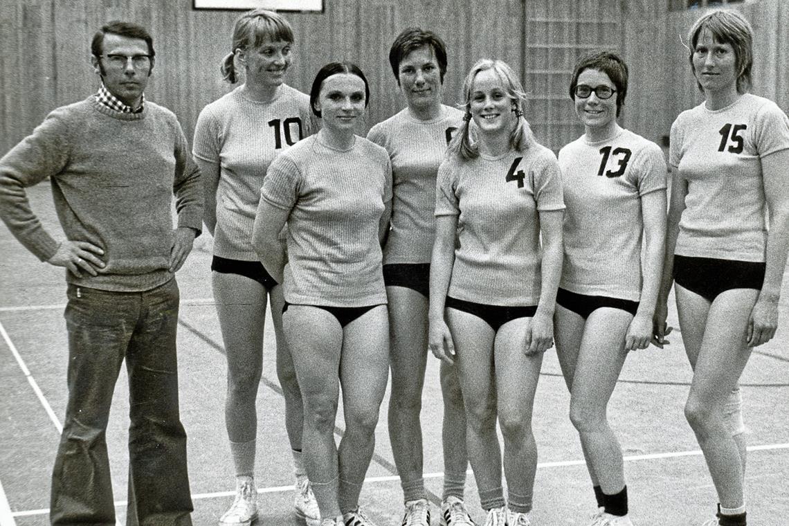 Trainer Heiner Wolf präsentierte sich mit den Backnanger Basketballerinnen in den 70ern für kurze Zeit sogar in der höchsten deutschen Spielklasse. Einige Jahre lang war die TSG-Mannschaft um Helga Wolf (Foto rechts, Nummer 6) mit das Beste, was Württemberg in dieser Sportart im Frauenbereich zu bieten hatte. Fotos: K. Koehler