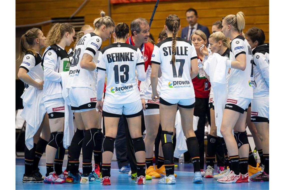 Ein Niederländer verantwortlich für Höhenflug der DHB-Frauen Trainer Henk Groener (M) spricht zu den deutschen Nationalspielerinnen in einer Auszeit. Foto: Marco Wolf/dpa